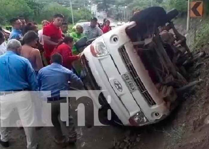 Camión termina volcado y conductor delicado en la conocida Cuesta El Plomo