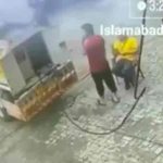 La tierra se abre en Pakistán y se traga a tres personas (video) La tierra se abre en Pakistán y se traga a tres personas (video)