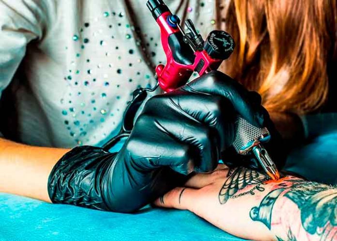 ¿Qué le pasa a la piel cuando nos tatuamos?
