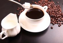 Descubren un nuevo beneficio del café (y tiene que ver con el corazón) Imagen de una personas endulzando una taza de café / FOTO / Pixabay