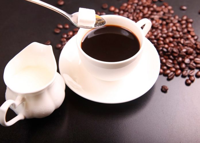 Imagen de una personas endulzando una taza de café / FOTO / Pixabay