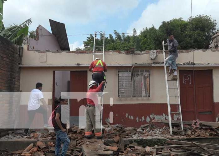 Vivienda cuyo techo se derrumbó en la ciudad de León