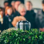 «Sucio bastardo», Tira a la basura las cenizas de su esposo golpeador "Sucio bastardo", Tira a la basura las cenizas de su esposo golpeador