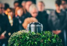 "Sucio bastardo", Tira a la basura las cenizas de su esposo golpeador