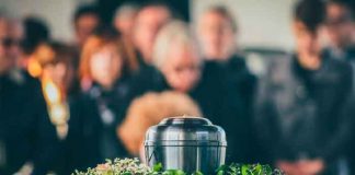 "Sucio bastardo", Tira a la basura las cenizas de su esposo golpeador