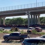 Inhumano: Cientos de migrantes bajo un puente en Texas