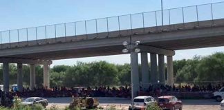 Inhumano: Cientos de migrantes bajo un puente en Texas