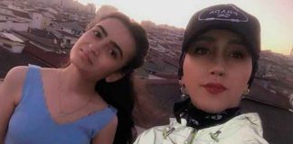 Kubra Dogan y su prima antes de grabar su video de TikTok