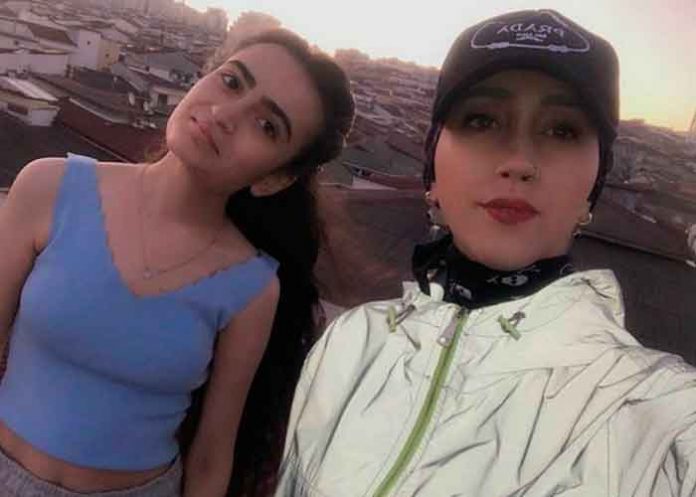 Kubra Dogan y su prima antes de grabar su video de TikTok