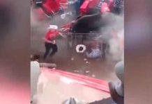 Un toro embiste a una multitud en México y la fiesta termina con un tiroteo Un toro embiste a una multitud en México y la fiesta termina con un tiroteo / FOTO / Captura de pantalla / YouTube