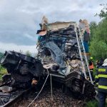 Dos muertos y decenas de heridos en un choque de trenes en República Checa Dos muertos y decenas de heridos en un choque de trenes en República Checa / FOTO / @hzsplzen