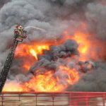 Incendio en almacén dejó una densa columna de humo negro en Estambul Incendio en almacén dejó una densa columna de humo negro en Estambul