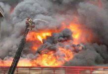 Incendio en almacén dejó una densa columna de humo negro en Estambul