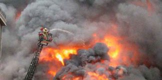 Incendio en almacén dejó una densa columna de humo negro en Estambul