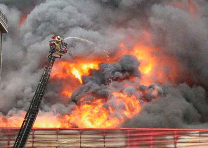 Incendio en almacén dejó una densa columna de humo negro en Estambul