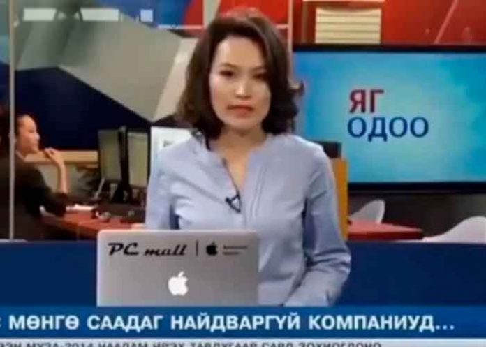 Mujer presentadora de un noticiero en vivo