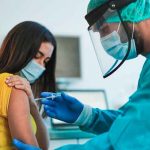 Mujeres reportan que su busto aumentó por recibir la vacuna Pfizer Mujeres reportan que su busto aumentó por recibir la vacuna Pfizer