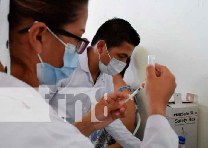 vacuna Primera dosis de vacuna contra la COVID-19 a personas de 45 años en León