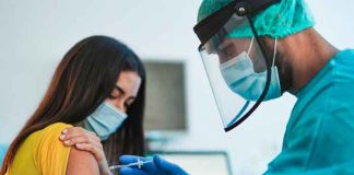 Mujeres reportan que su busto aumentó por recibir la vacuna Pfizer