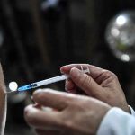 Una mujer en Medellín, Colombia, recibe la vacuna contra la covid -19 / FOTO / JOAQUIN SARMIENTO / AFP