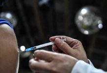 ¿Las vacunas contra la covid-19 causan infertilidad?, investigadores lo explican Una mujer en Medellín, Colombia, recibe la vacuna contra la covid -19 / FOTO / JOAQUIN SARMIENTO / AFP