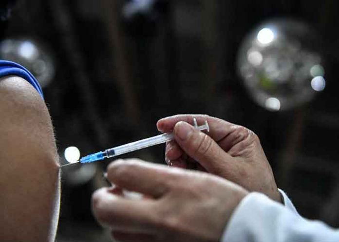 vacuna,-covid-19 Una mujer en Medellín, Colombia, recibe la vacuna contra la covid -19 / FOTO / JOAQUIN SARMIENTO / AFP