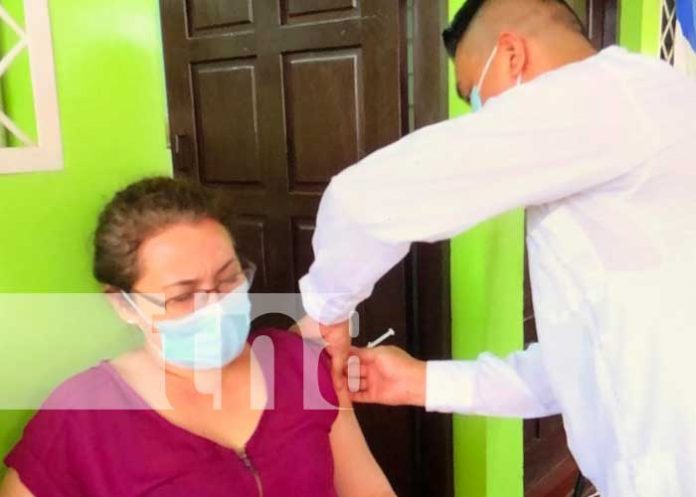 Aplicación de vacunas contra el COVID-19 en Jalapa