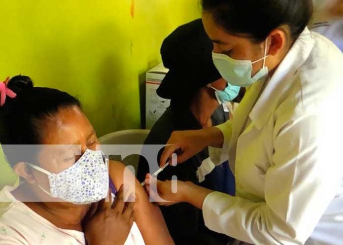 Aplicación de vacunas contra el COVID-19 en Jalapa