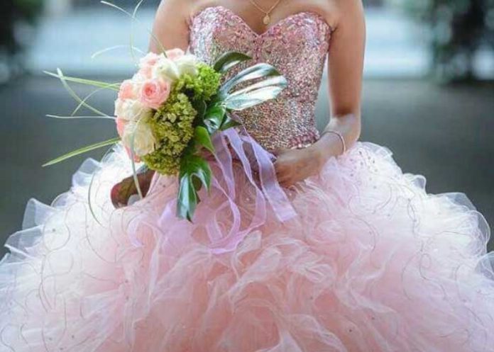 vestido-1 Foto: Una quinceañera hace sesión de fotos en basurero donde trabaja su padre / Referencia