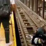 Momento en que un policía rescata al hombre de las vías del metro
