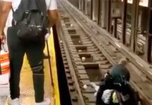 Momento en que un policía rescata al hombre de las vías del metro