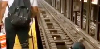 Momento en que un policía rescata al hombre de las vías del metro