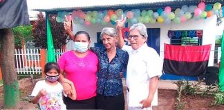 Reciben alegres sus casas en Granad