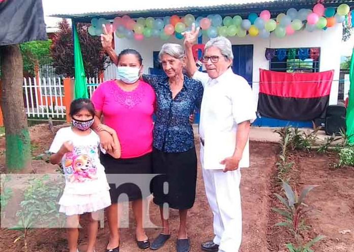 Reciben alegres sus casas en Granad