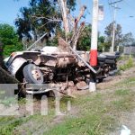 En aparente estado de ebriedad conductor sobrevive después de volcar rastra Sobrevive después de volcar rastra