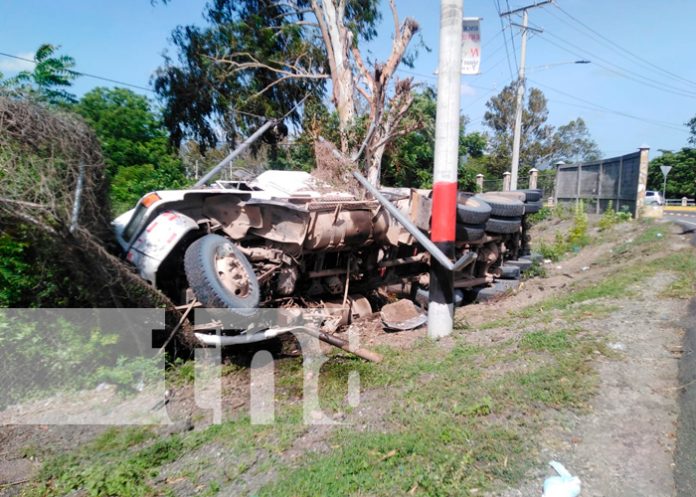 Sobrevive después de volcar rastra