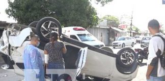 Escena del accidente de tránsito con vuelco de vehículo en Monseñor Lezcano Foto: Escena del accidente de tránsito con vuelco de vehículo en Monseñor Lezcano