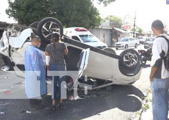 vuelco-managua-01 Escena del accidente de tránsito con vuelco de vehículo en Monseñor Lezcano Foto: Escena del accidente de tránsito con vuelco de vehículo en Monseñor Lezcano