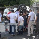 Mujer y su hijo se salvan de morir al volcarse vehículo en Monseñor Lezcano Escena del accidente de tránsito con vuelco de vehículo en Monseñor Lezcano