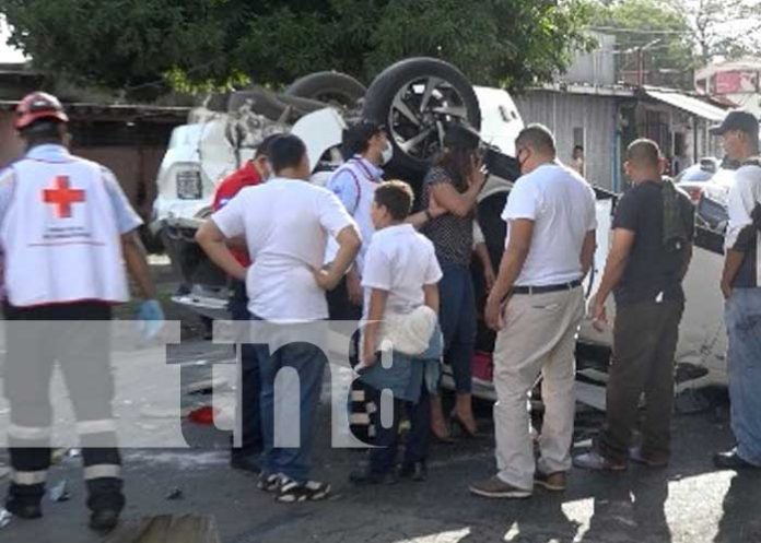 vuelco-managua-03 Escena del accidente de tránsito con vuelco de vehículo en Monseñor Lezcano