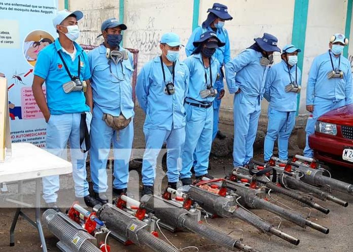 Fumigación contra los zancudos en barrios de Managua