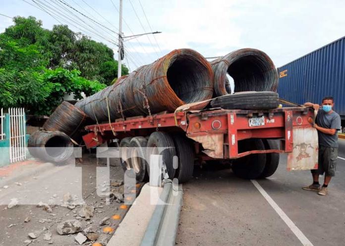 Camión impacta contra dos viviendas y una mototaxi