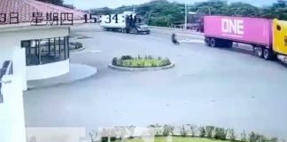 Motociclista se salva de morir aplastado en Los Brasiles (VIDEO)