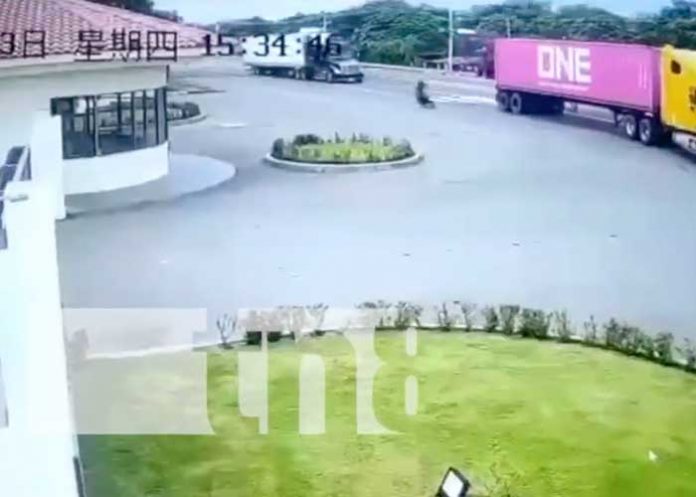 Motociclista se salva de morir aplastado en Los Brasiles (VIDEO)