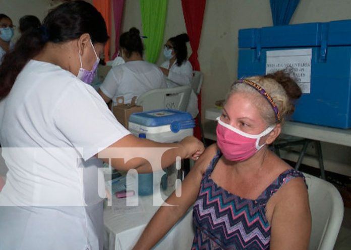 1 Mayores de 30 años de edad acudieron a vacunarse contra el COVID-19
