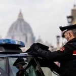 Detenido por acuchillar a 5 personas tras pedirle el billete de bus en Italia