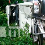 Camioneta se da vuelta en La Ponzoña, Río Blanco Camioneta se da vuelta en La Ponzoña, Río Blanco