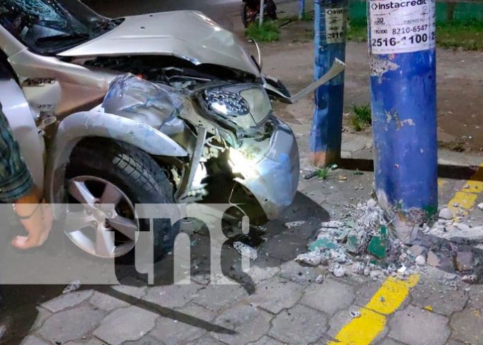 Conductor de estrella contra un poste de tendido eléctrico en Juigalpa, Chontales