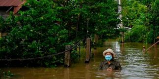 Al menos 6 muertos y miles de casas anegadas por inundaciones en Tailandia
