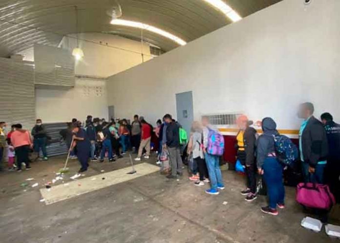 2.2 Encuentran a 162 migrantes en una bodega de Tamaulipas, México